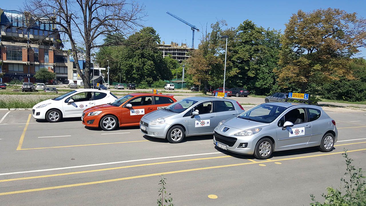 Vozila Auto škole Viza parkirana u nizu na poligonu kod Hale Pionir