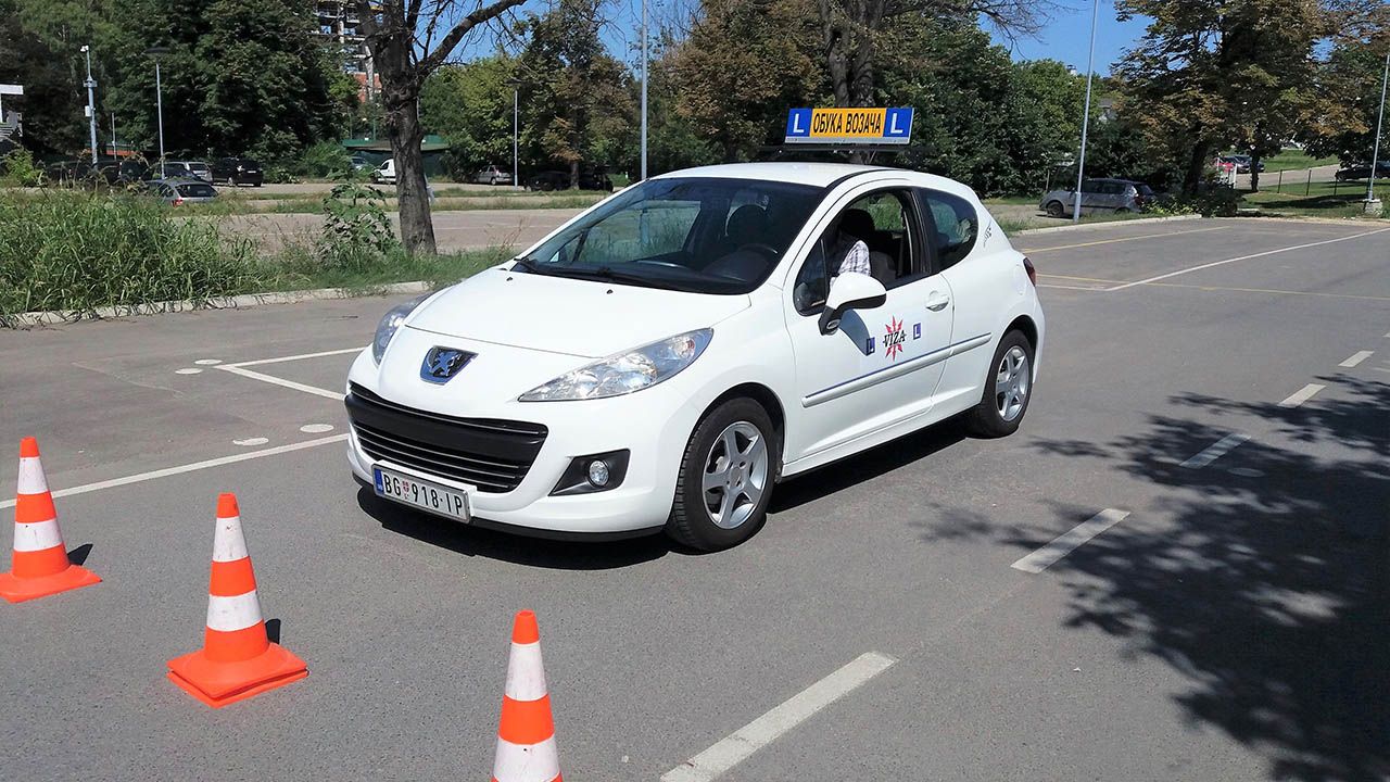 Beli Peugeot 207 Auto škole Viza među čunjevima na poligonu